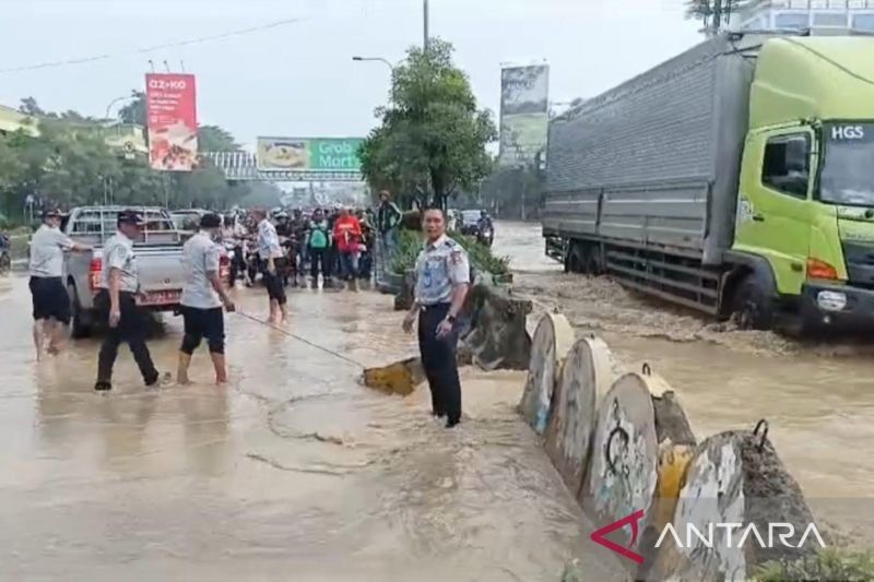 Banjir Bekasi: 20 Titik Terendam, Ribuan Warga Mengungsi