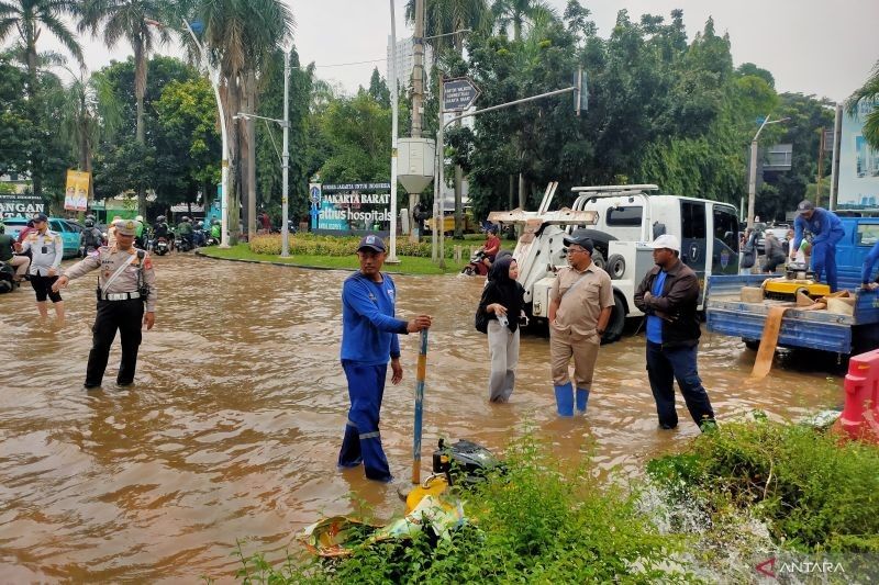 Banjir Kembangan Selatan: Sudin SDA Jakbar Kerahkan Pompa Apung dan Bongkar Kanstin