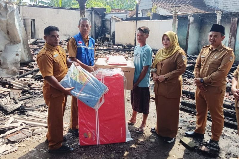 Pemkab Situbondo Beri Bantuan Rp25 Juta untuk Korban Kebakaran di Banyuputih