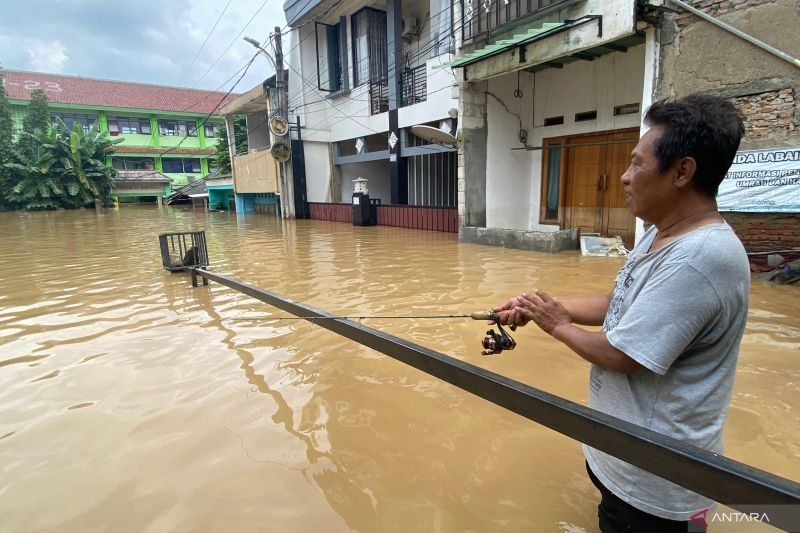 Banjir Jakarta: Warga Mancing di Depan Sekolah yang Terendam, Kesulitan Warga Lain Terungkap