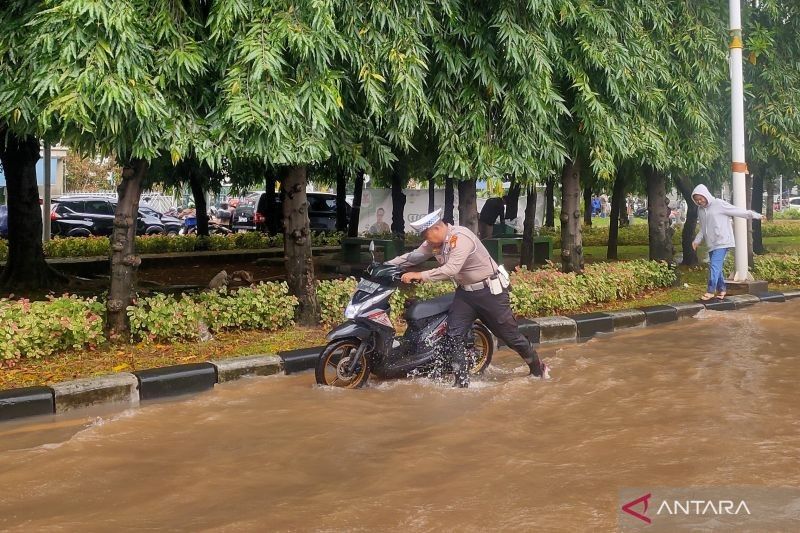 Banjir di Jakarta Barat Sebabkan Rekayasa Lalu Lintas di Pasar Puri