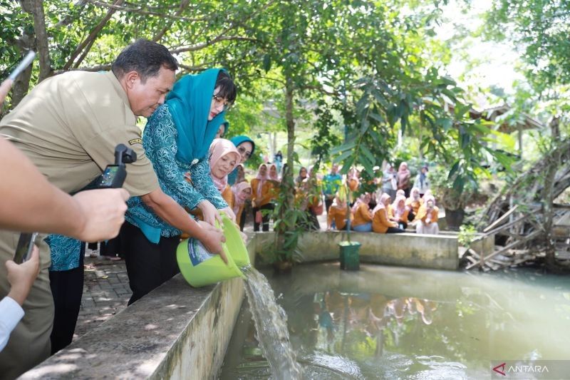 DPR Bagikan Bibit Pangan di Trenggalek, Upaya Ringankan Beban Ekonomi Warga