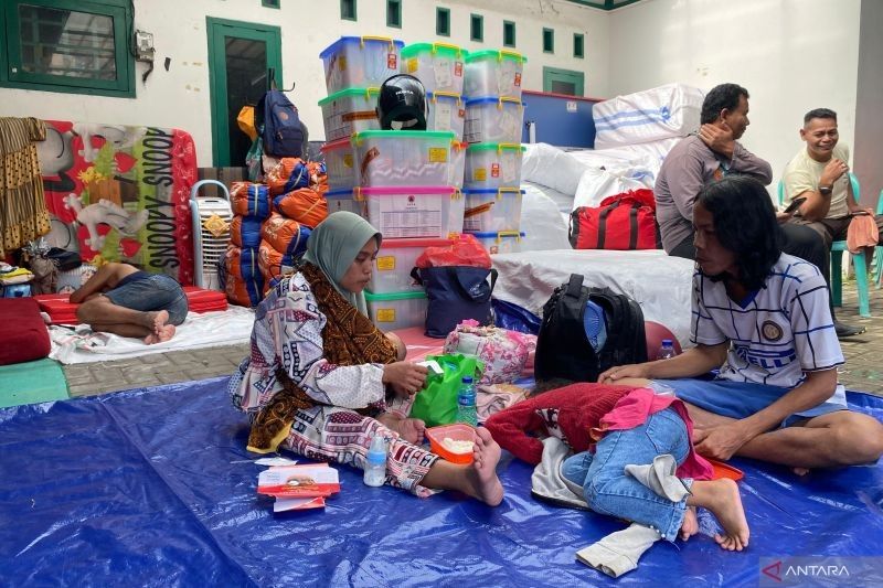 Banjir Rawajati: Warga Berbenah Saat Sahur, Evakuasi di Tengah Kenaikan Air yang Cepat