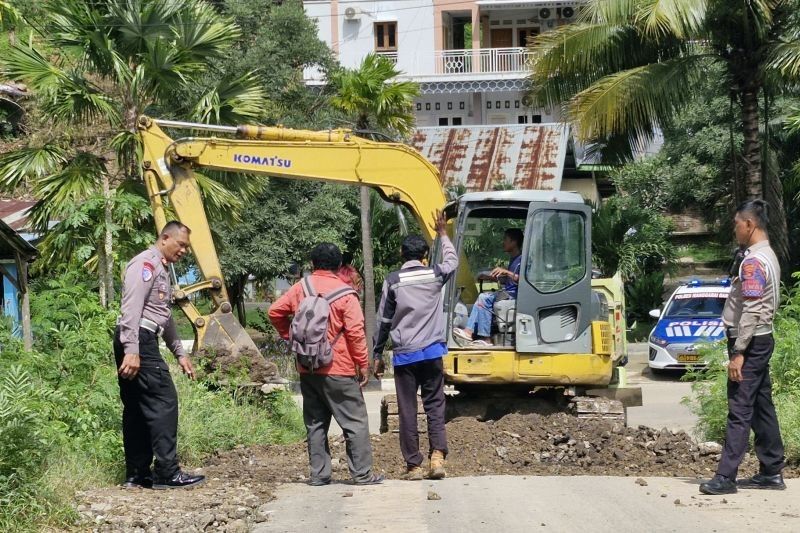 Polisi Perbaiki Jalan Rusak di Labuan Bajo, Cegah Kecelakaan Pengendara