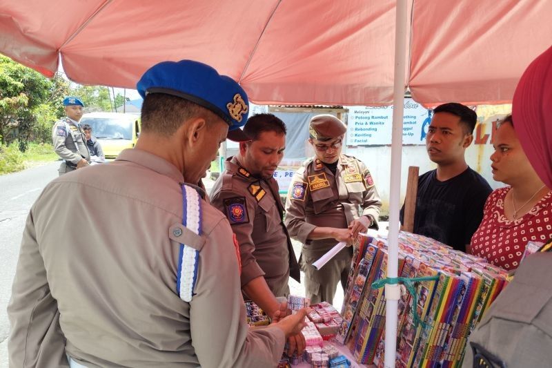 Satpol PP Agam Sita Ratusan Petasan Jelang Ramadhan