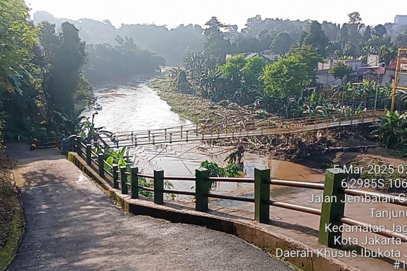 Jembatan Kuning Tanjung Barat Kembali Dilewati Warga Usai Banjir Surut