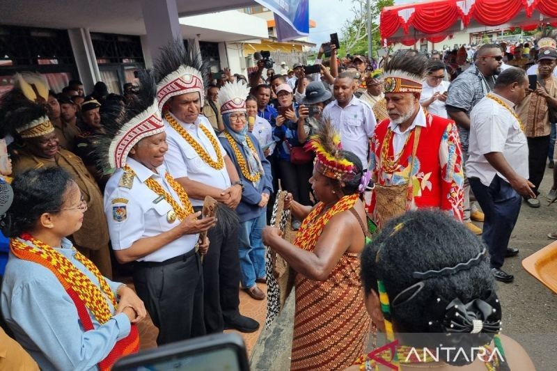 Gubernur dan Wagub Papua Barat Disambut Meriah dengan Prosesi Adat Nusantara