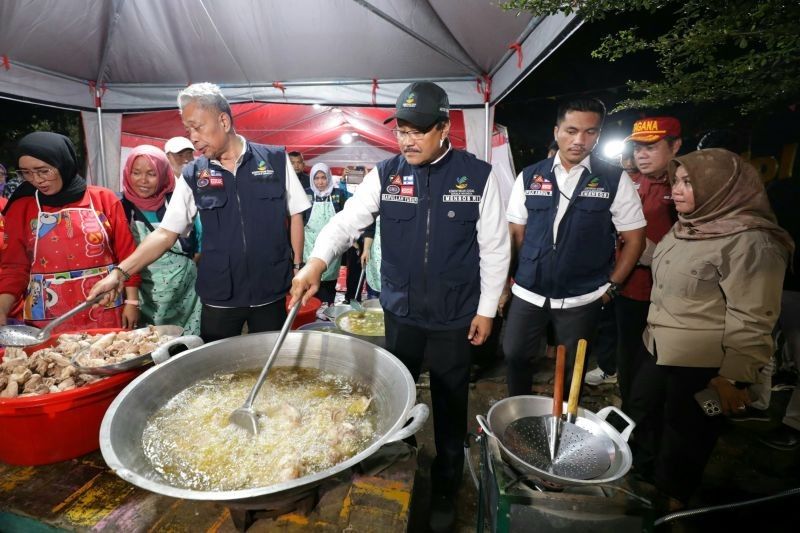 Mensos dan Wamensos Bantu Korban Banjir Bekasi dengan Sajian Sahur di Bulan Ramadhan