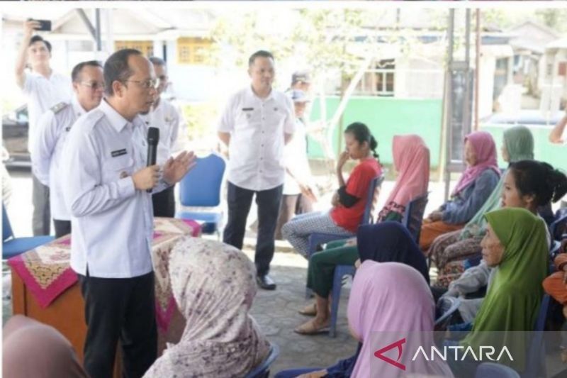 Bangka Tengah Salurkan BLT Rp900.000 untuk Warga Terdampak di Tiga Desa