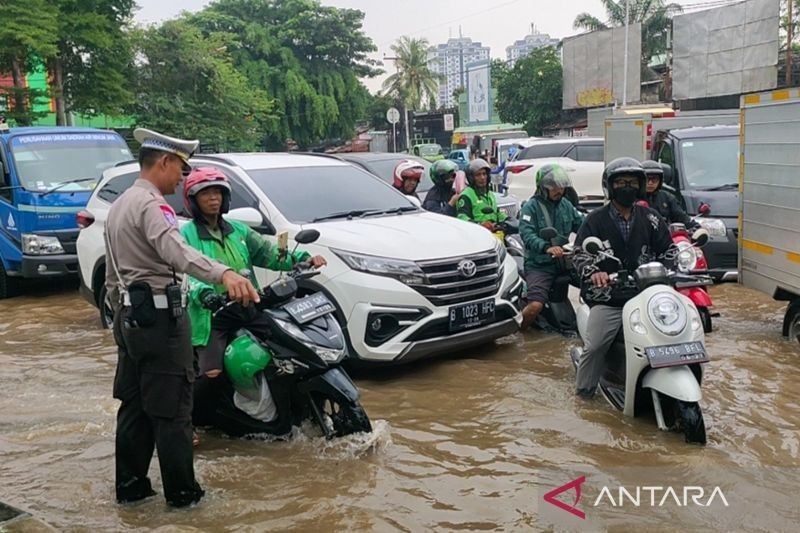 Banjir Kembangan Sebabkan Rekayasa Lalu Lintas, Polisi Alihkan Arus