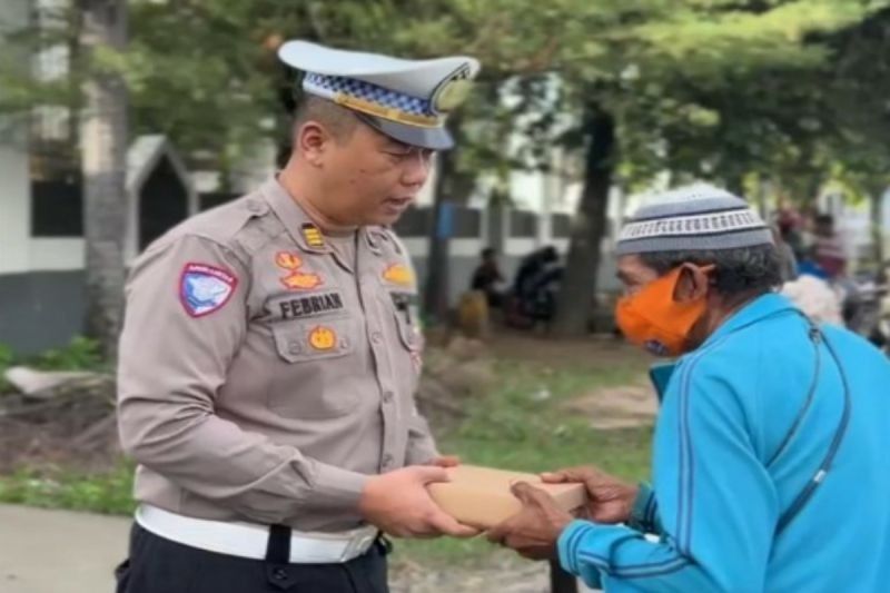 Polda Sulbar Bagikan Takjil, Tebar Kebaikan di Bulan Ramadhan