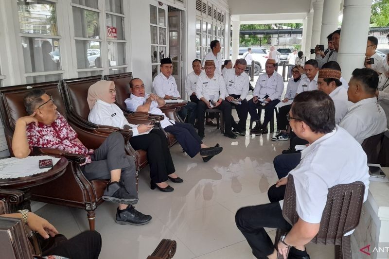 Wali Kota Gorontalo Instruksikan Camat Tangani Masalah Sampah yang Menumpuk