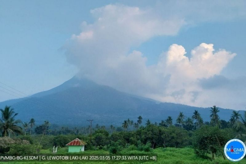 Gunung Lewotobi Laki-laki Erupsi Dua Kali, Warga Diminta Waspada!