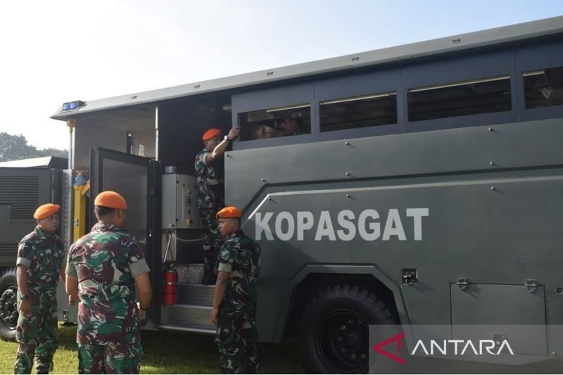 Kopasgat Kerahkan Mobil Dapur Lapangan Bantu Korban Banjir Jabodetabek