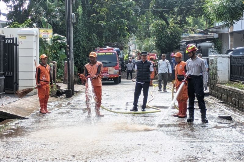 Ratusan Personel Bersihkan Lumpur Pascabanjir di Rawajati dan Kemang