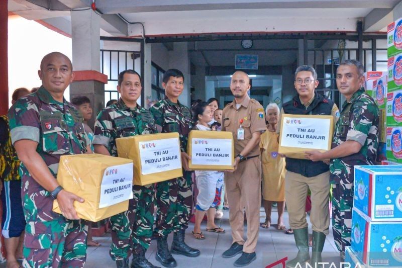 TNI AU Salurkan Bantuan untuk Korban Banjir Jabodetabek