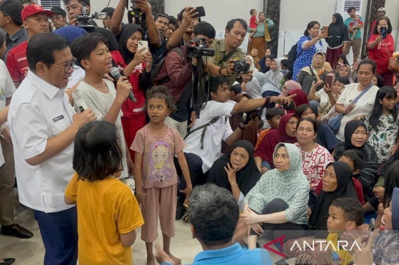 Pramono Anung Tinjau Pengungsian Banjir Jaktim, Janji Bantu Perlengkapan Sekolah Anak-Anak