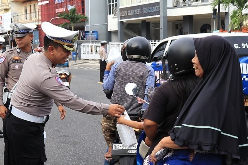 Polda Malut Bagi Takjil Gratis, Jalin Silaturahmi dan Edukasi Keselamatan Berlalu Lintas