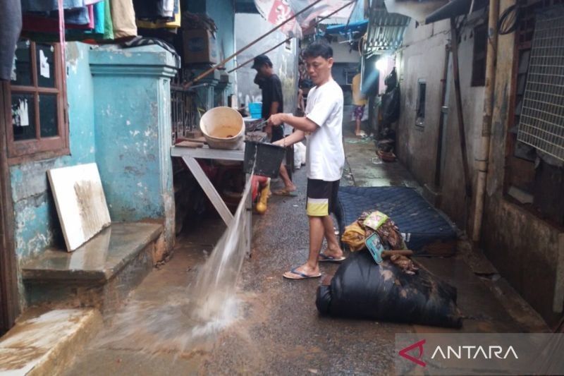 Warga Jaktim Butuh Alat Kebersihan Pascabanjir, Pemprov DKI Diminta Segera Bantu