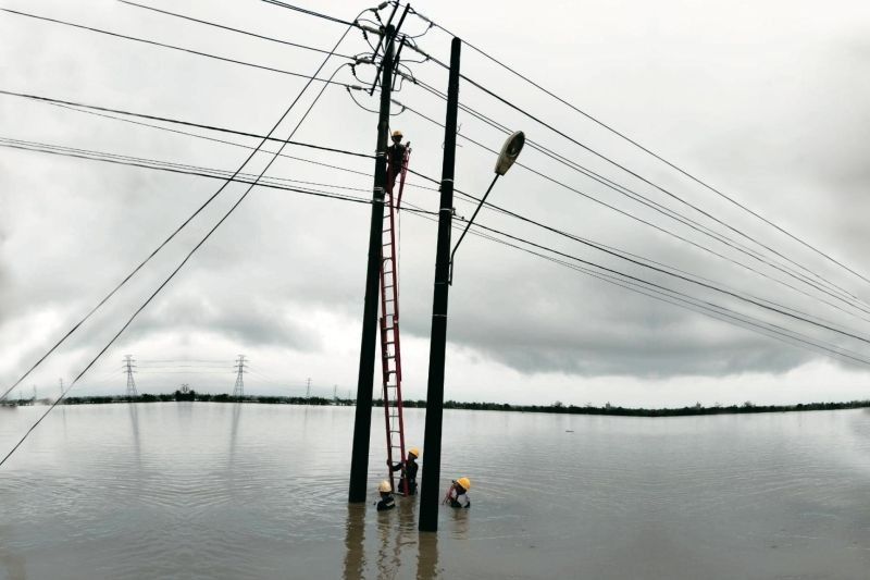 PLN Siaga Hadapi Cuaca Ekstrem: Imbau Masyarakat Waspada dan Amankan Instalasi Listrik