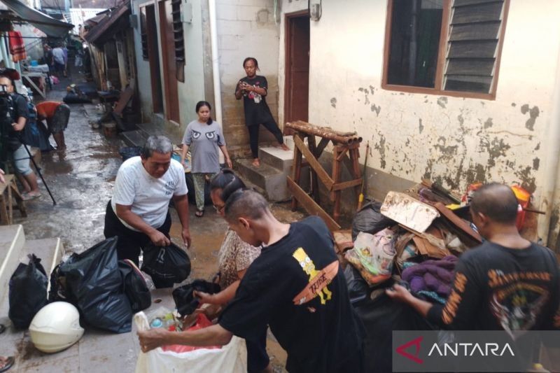 Warga Kebon Pala Bersihkan Lumpur Pascabanjir, Kerja Bakti Dilakukan Sejak Pagi