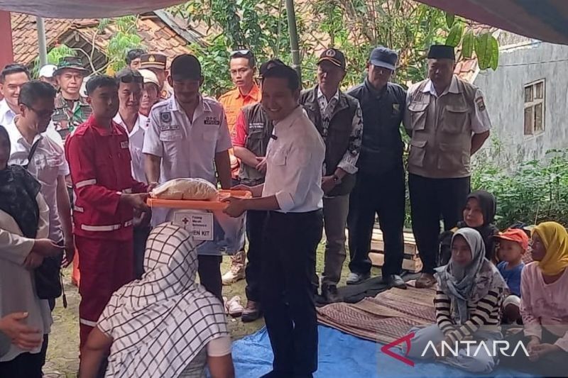 PMI Cianjur Salurkan Bantuan untuk Korban Pergeseran Tanah di Cikalongkulon