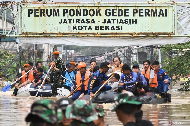 200 Personel Korpolairud Evakuasi Korban Banjir Bekasi