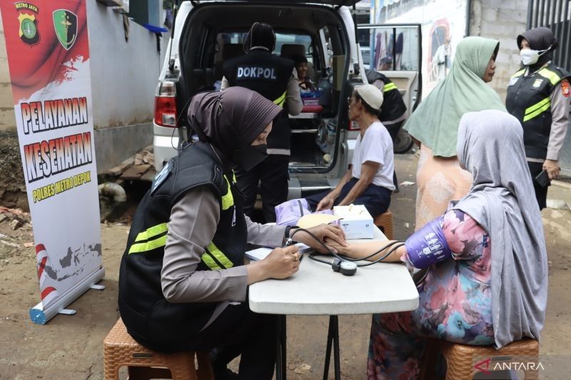 Polisi Depok Berikan Layanan Kesehatan Gratis untuk Korban Banjir Kali Ciliwung