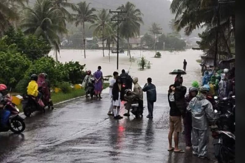 Hujan Lebat Sebabkan Sungai Susua Meluap, Ratusan Motor Dievakuasi di Nias Selatan