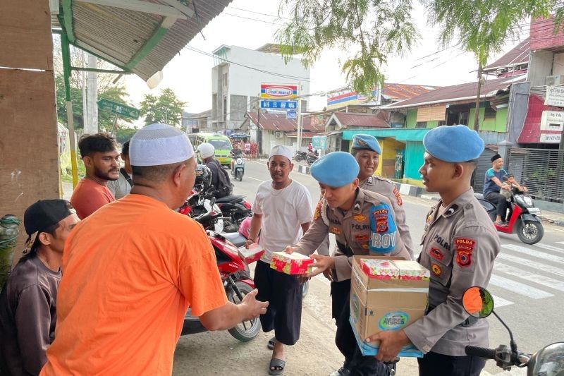 Bidpropam Polda Maluku Bagikan 100 Paket Takjil Gratis di Ambon