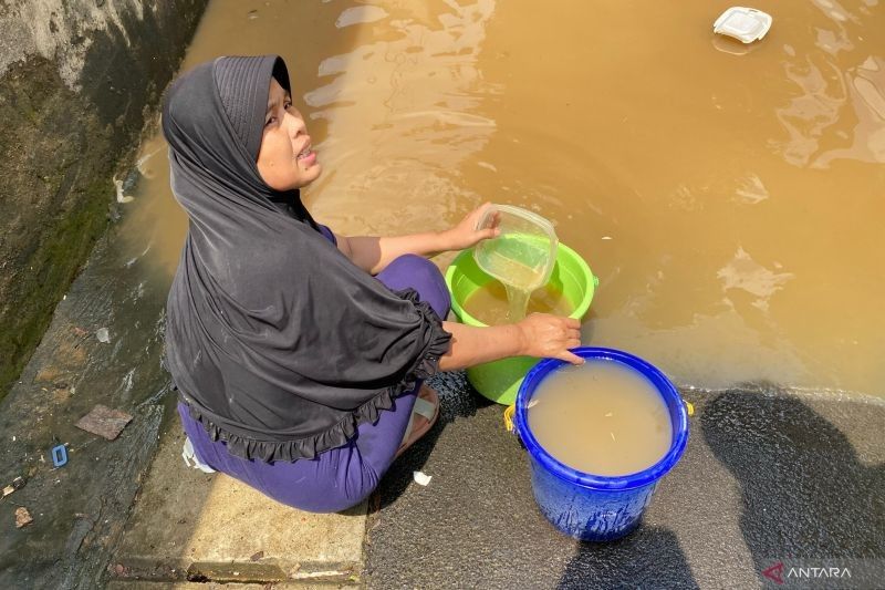 Warga Pengadegan Gunakan Air Banjir untuk Cuci Piring Akibat Kekurangan Air Bersih