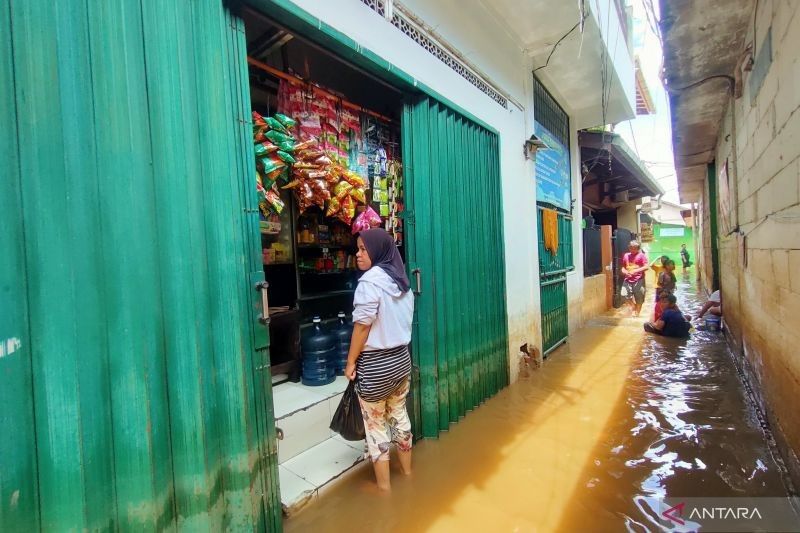 Warung Sembako Tetap Buka di Tengah Banjir Kedoya Selatan