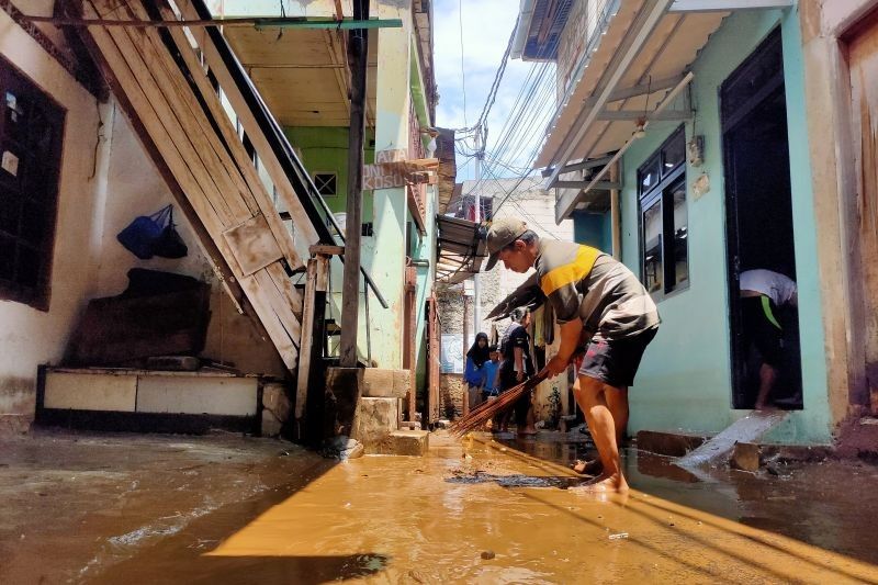 Banjir Kedoya Selatan Surut, Warga Mulai Bersihkan Rumah