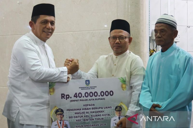 Gubernur Kepri Salurkan Bantuan Rp90 Juta untuk Dua Masjid di Bintan