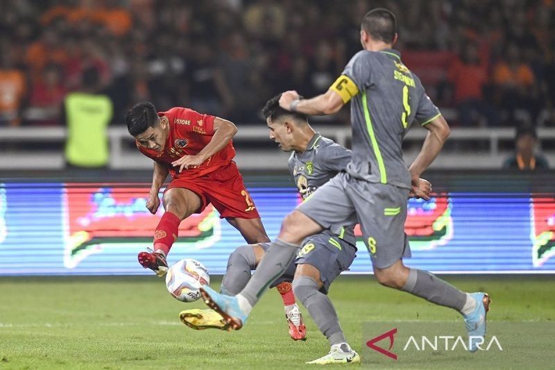 Banjir Tak Surutkan Semangat Persija, Carlos Pena Santai Soal Venue Pertandingan