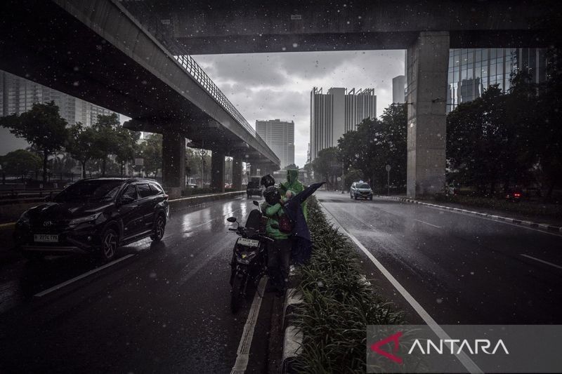 Prakiraan Cuaca Jakarta: Berawan Tebal Pagi Ini, Hujan Ringan hingga Petir di Siang dan Malam Hari