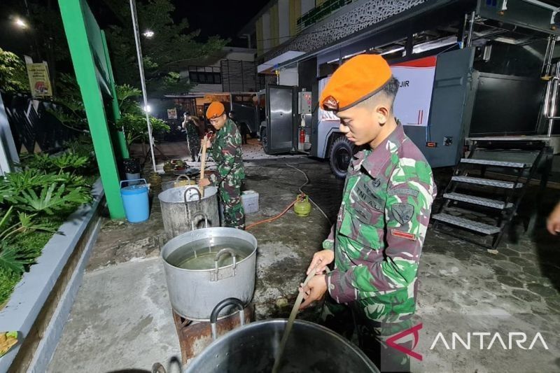 Kopasgat TNI AU Sediakan Sahur untuk 800 Korban Banjir Bekasi