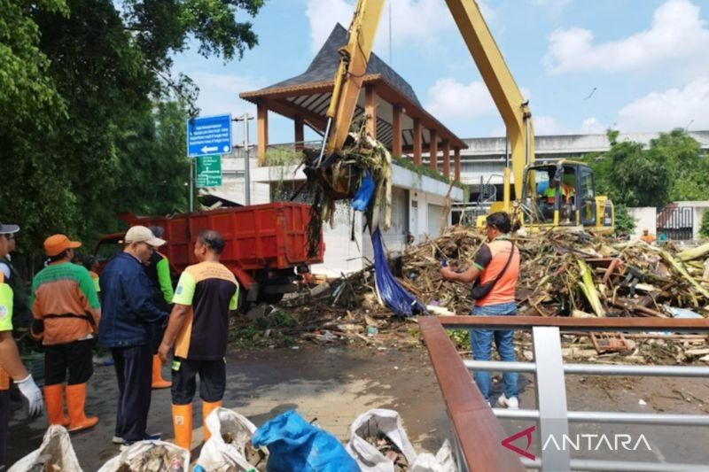 285 Personel Bersihkan Lumpur Banjir Jaktim, 125 Ton Sampah Terangkut!