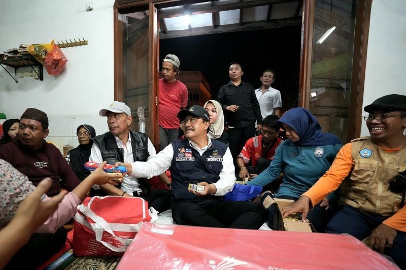 Mensos Tinjau Korban Banjir Jakarta, Sampaikan Salam Presiden