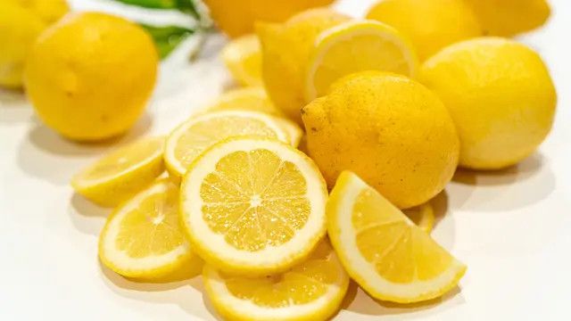 Cara Ampuh Menghilangkan Noda Kuning pada Gigi dengan Baking Soda dan Lemon
