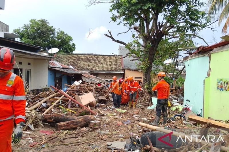 Tragedi Banjir Sukabumi: Basarnas Temukan Jasad Ibu dan Anak