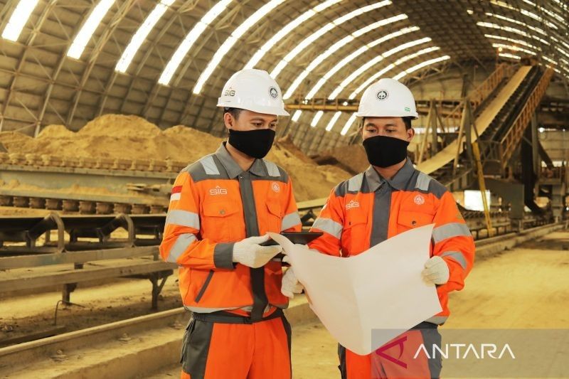 SMBR Dukung Transisi EBT: Manfaatkan AFR dan Tanam 1.500 Pohon Kaliandra Merah