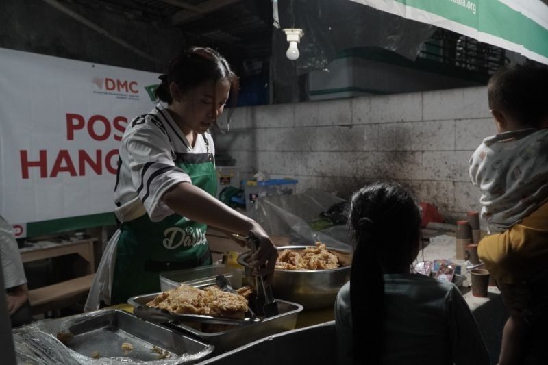 Dompet Dhuafa Beri Makan Berbuka dan Sahur untuk Korban Banjir Cisarua