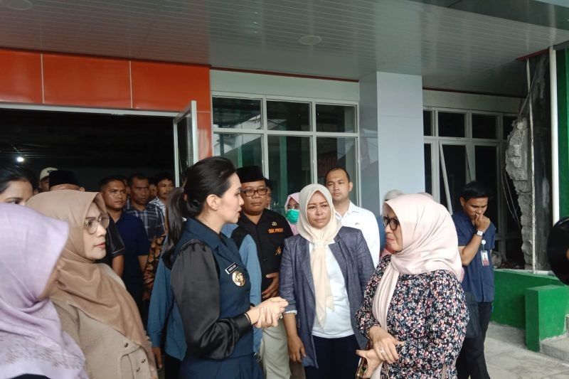 Gubernur Sherly Jenguk AGK yang Kritis di RS Ternate, Masyarakat Diminta Doakan Kesembuhan