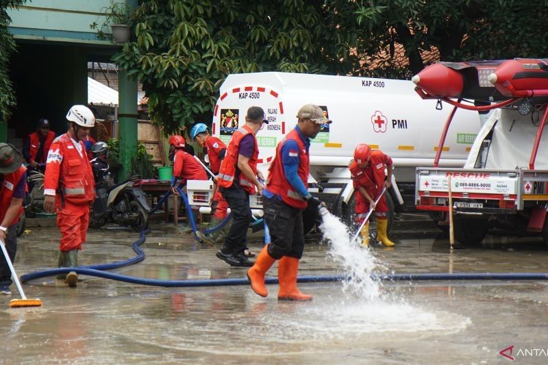 PMI Kerahkan Relawan Bersihkan Sisa Banjir di Bekasi, Sekolah Siap Belajar Kembali