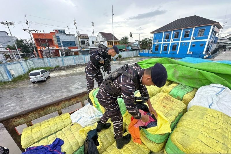 TNI AL Gagalkan Penyelundupan Pakaian Bekas Ilegal Rp1,3 Miliar dari Malaysia