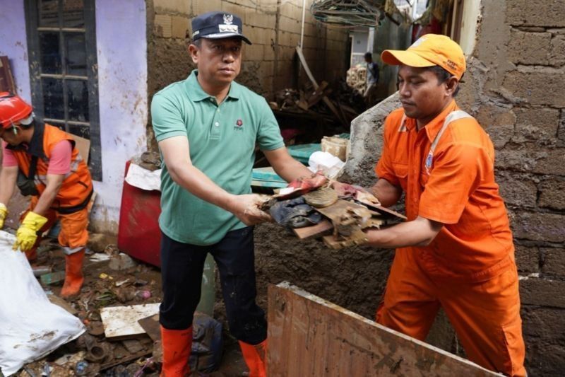 Pemkot Jaksel Bersihkan Lumpur Banjir di Pengadegan, Peninggian Jalan Diusulkan