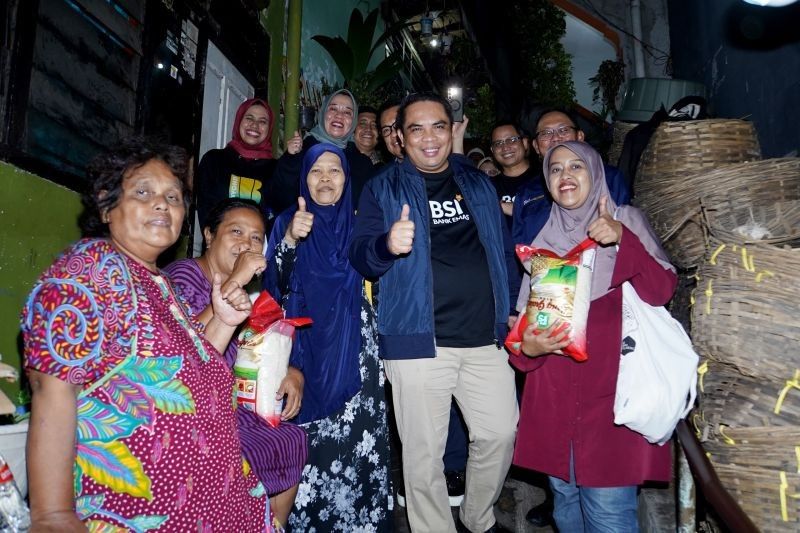 BSI Salurkan Bantuan untuk Korban Banjir Jabodetabek: Makanan, Alat Kebersihan, dan Buka Puasa Bersama Yatim Piatu