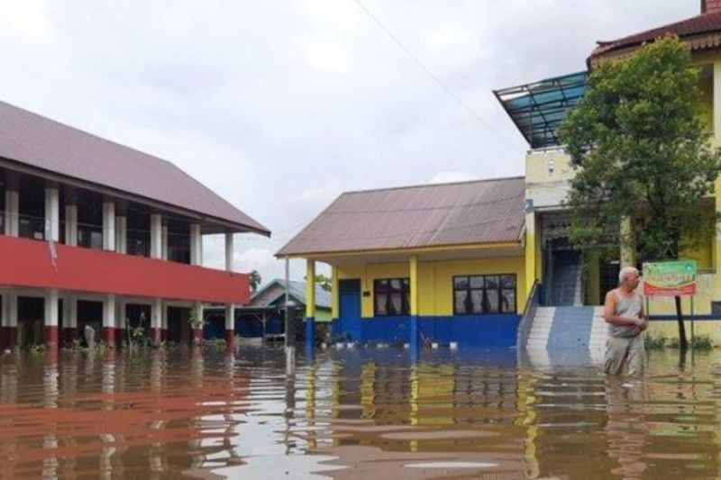 Banjir Pekanbaru: 17 Sekolah Diliburkan, Siswa Diminta Tak Bermain di Sungai