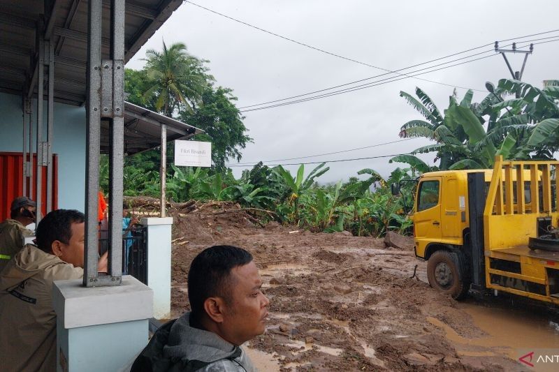 Longsor Putus Jalan Raya Palima-Cinangka, Akses ke Pantai Anyer Terhambat